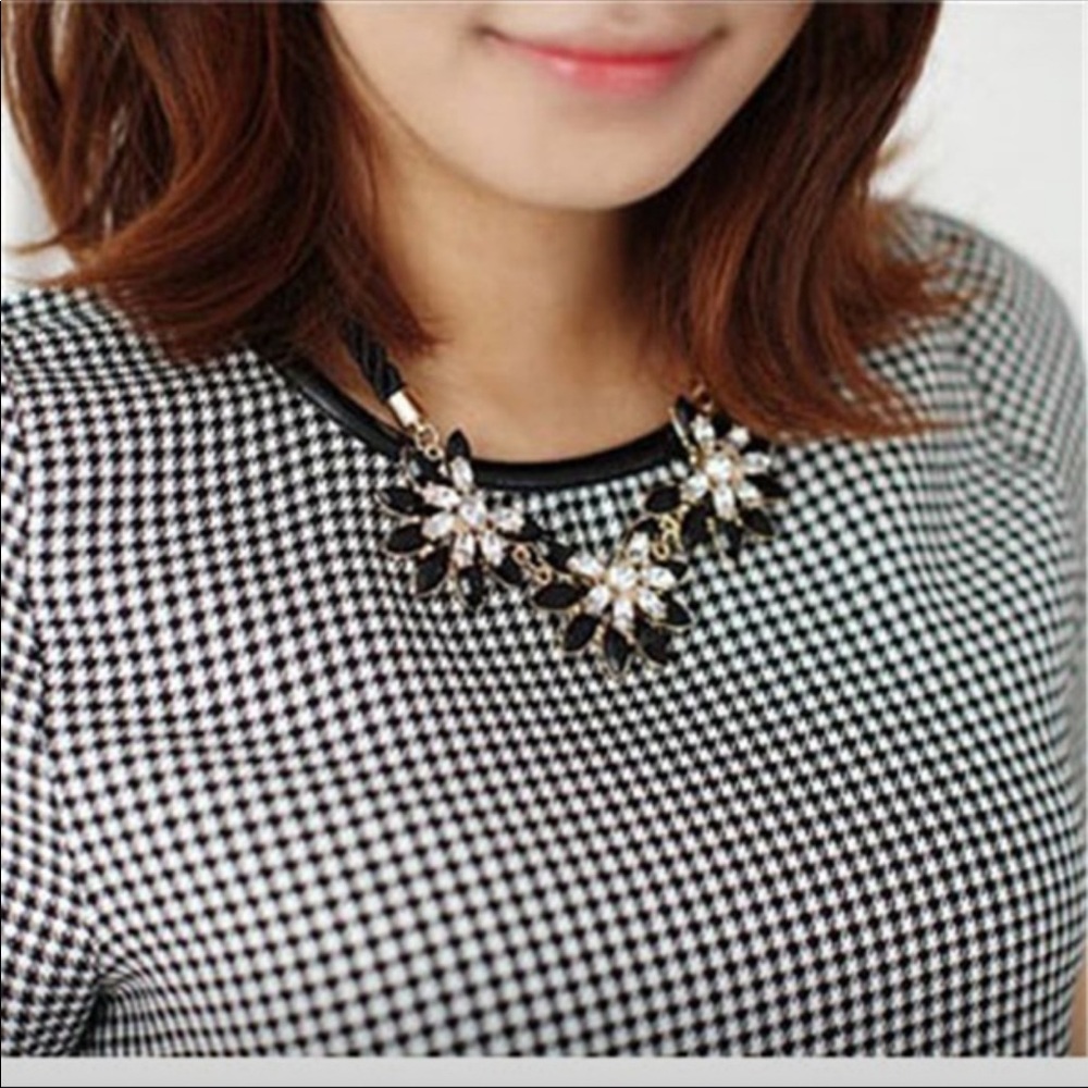 Retro Elegant Crystal Rhinestone Flower Choker - Picture 3 of 6